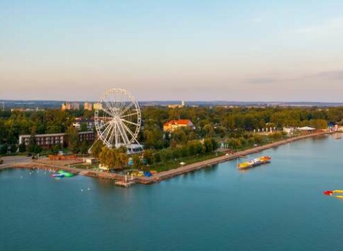 BALATON pre 4 osoby: Ubytovanie v centre Siófoku len pár krokov od pláže v hoteli Corso