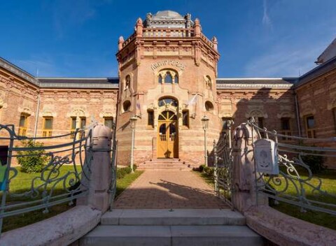 Vstup do kúpeľov Árpád v meste Székesfehérvár s tureckými kúpeľmi