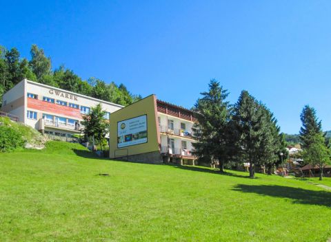 Poľsko v kúpeľnom meste s ubytovaním v hoteli Gwarek Ustroń s polpenziou, vírivkou a saunou.