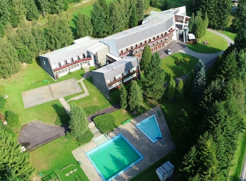 Jeseníky: Malá Morávka v Horskom Hoteli Neptun s raňajkami a vonkajším bazénom, ohniskom/grilom + detská herňa