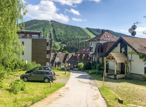 Krkonoše: Harrachov v Penzióne Mona s raňajkami, vonkajšou vírivkou, detskou herňou a spoločnou kuchynkou