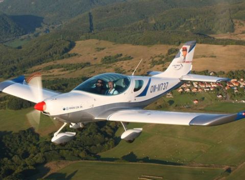 Let športovým lietadlom s možnosťou pilotovania. Lietanie je naozajstným potešením a zážitok je neopakovateľný.