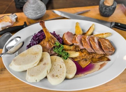 Chrumkavé kačacie špeciality pre dve osoby v reštaurácii Sedmička v Bratislave.