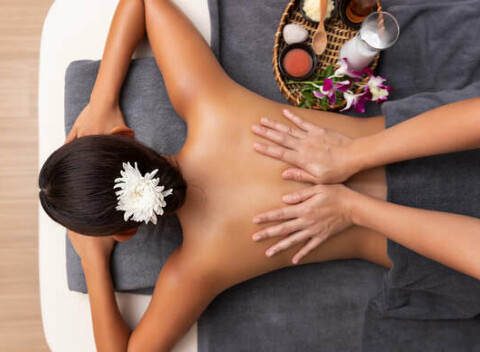 Thajská olejová aromatická masáž v Siam Retreat Thai Massage vykonávaná masérkou priamo z Thajska