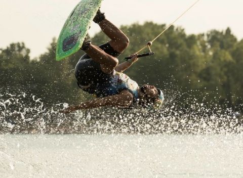 Aj vaše leto môže byť plné adrenalínu! Wakeboarding na Zlatých pieskoch s kompletnou výbavou.