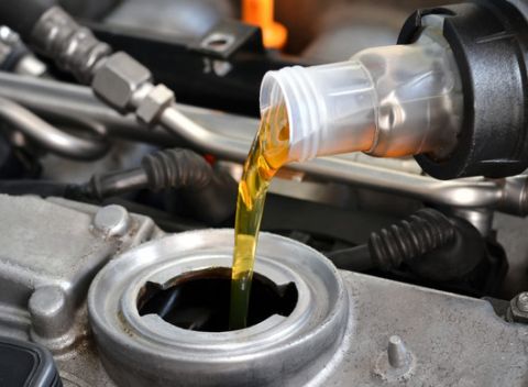 Výmena oleja a olejového filtra s materiálom aj cez víkendy v pneuservise AGLOMA.