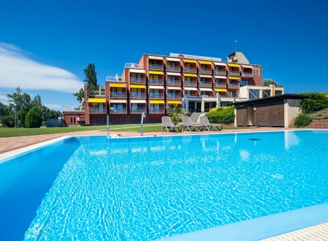 Balaton pár krokov od brehu: Hotel Margaréta **** s polpenziou a neobmedzeným wellness (bazény, vírivky a i.)