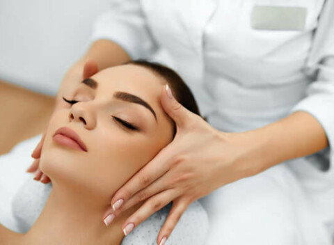 Mikromasáž očného okolia s úpravou obočia a rias + bezihlová mezoterapia tváre v salóne Babor Beauty Spa