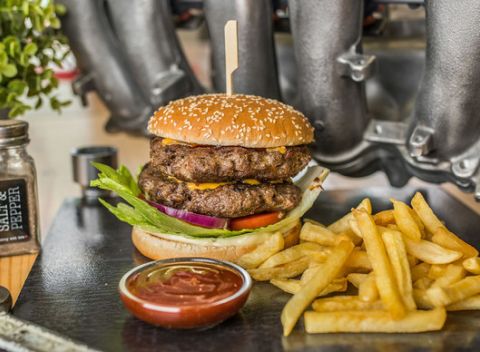 Domáci burger s poriadnou dávkou mäsa, hranolkami a omáčkou v Black Engine.