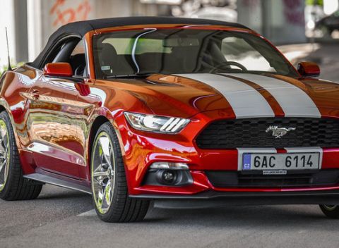 Splňte si sen o jazde na legende amerických ciest! Jazda na prenajatom Mustangu Cabrio.