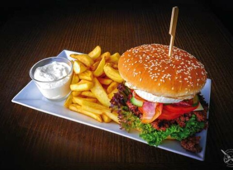 Klasické alebo jedinečné slovensko-maďarské burgery s hranolkami v dvoch bratislavských reštauráciách SK HU