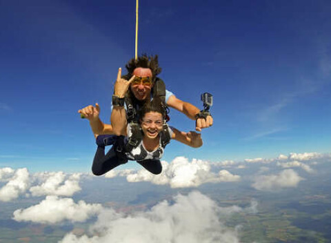 EXTRA LETNÉ CENY: 4 LETISKÁ V PONUKE: Darujte zážitok na celý život – tandemový zoskok + záznam z handy kamery