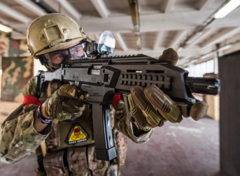 Airsoft s replikou zbrane AK-47 v Petržalskej Airsoft Aréne - to si nemôžete nechať ujsť.