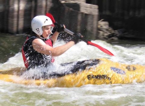 Ak čakáte skutočné zážitky, vylezte z raftu! Víkendový kajakársky kurz na Hrone pre začiatočníkov.