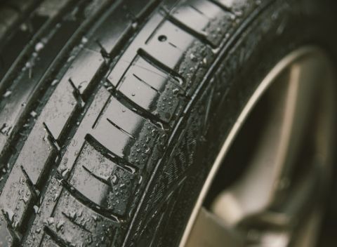 Kompletné prezutie pneumatík s vyvážením a uskladnením na Vajnorskej v Pneusklade.