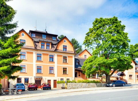 Hrubý Jeseník v Hoteli Stará Pošta *** s raňajkami, bazénom, saunou a zapožičaním kolobežiek a detským ihrisko