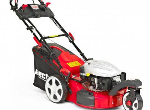 Benzínová kosačka s pojazdom Hecht 5483 má stabilné trojkolesové prevedenie, ľahko kopíruje oblé záhony a cesty.