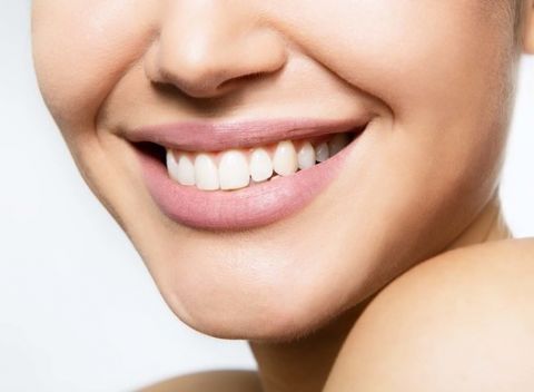 Dentálna hygiena s pieskovaním a vstupnou prehliadkou v Black & White Dental Clinic.