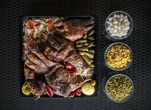 Chrumkavé pečené prasiatko od uja Jajcaya z Grobu s bohatou prílohou