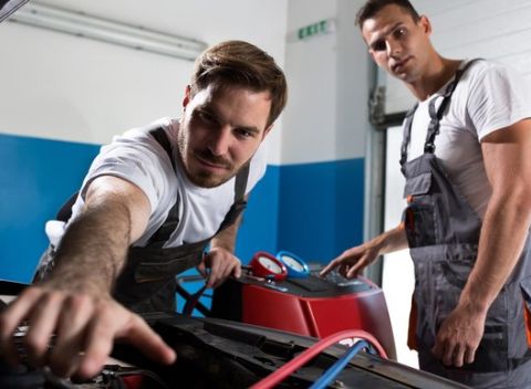 Servis a plnenie klimatizácie auta pre svieži vzduch na vašich cestách.