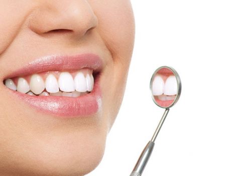 Dentálna hygiena s pieskovaním a vstupnou prehliadkou v Black & White Dental Clinic.