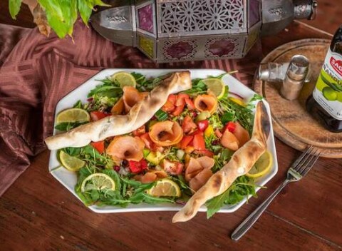 Zeleninový šalát s údeným lososom, olivovým olejom a bagetou v reštaurácii Oáza pri Draždiaku