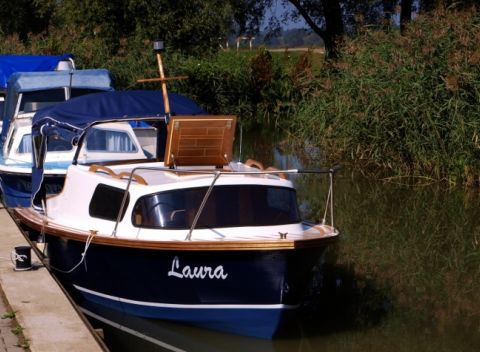 1-dňová plavba na kajutovej lodi po Baťovom kanáli pre 2 osoby. Výborný tip na výlet!