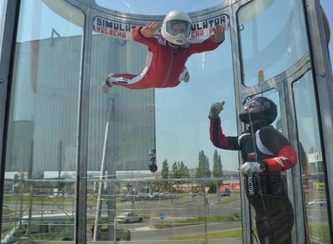 Dokonalý adrenalínový zážitok! Zažite intenzívny voľný pád v prvom veternom tuneli v Bratislave.