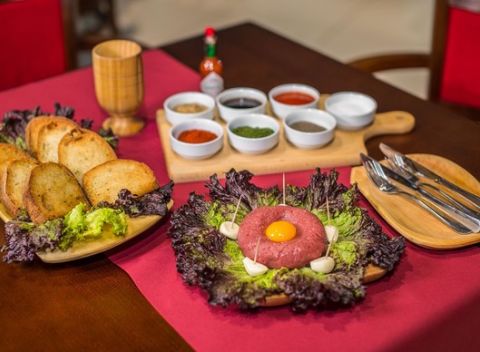 200 g tatársky biftek z hovädzej sviečkovice a 10 hrianok v Reštaurácii Slovenské špeciality.