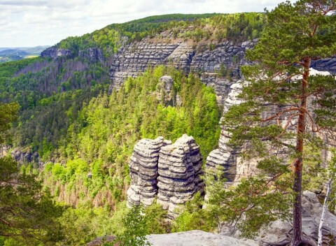 NP České Švajčiarsko pri hrade aj rozhľadni v Penzióne U Vyhlídky s výhľadom na rieku a chutnou polpenziou