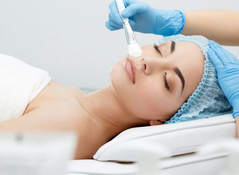 Kompletné ošetrenie tváre s diagnostikou pleti a relaxačnou masážou v centre mesta Košice.