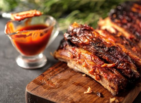 BBQ grilované rebierka s pečenými zemiakmi v obľúbenom Grill Bar Podlavice.