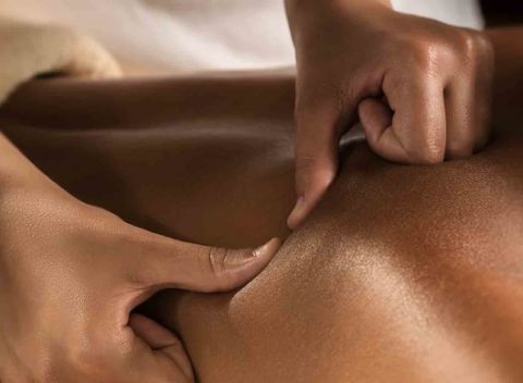 Manuálna masážna lymfodrenáž a šálka sypaného čaju - účinný spôsob boja proti celulitíde.