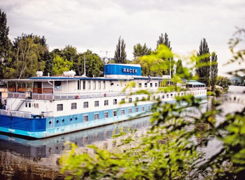 Romantická letná dovolenka na vlnách Vltavy v boteli Racek*** pár metrov od kúpaliska Podolí.