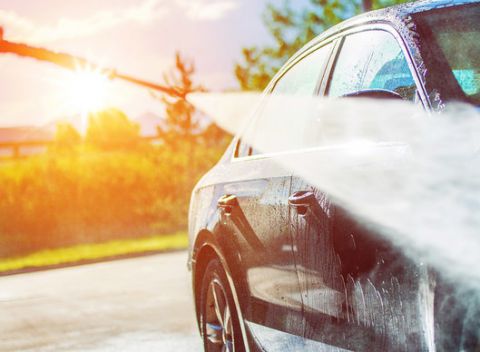 Ručné čistenie interiéru a exteriéru vozidla od profíkov z ručnej autoumyvárne v Trnave.