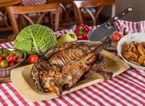 3-kilové jahňa alebo kozľa pečené na drevenom uhlí s kváskovým chlebom a vínom v Ružinove.