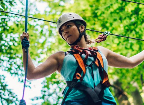 Hodinový vstup do lanového centra na Kolibe pre veľkých aj malých. Tímové prekážky určené pre dvojice.