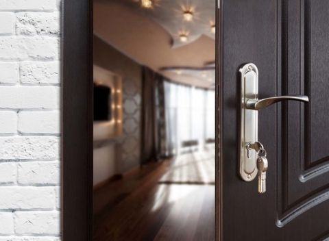 Zľava do 230 € na bezpečnostné vchodové dvere Sherlock, v cene je zahrnutá aj montáž dverí.