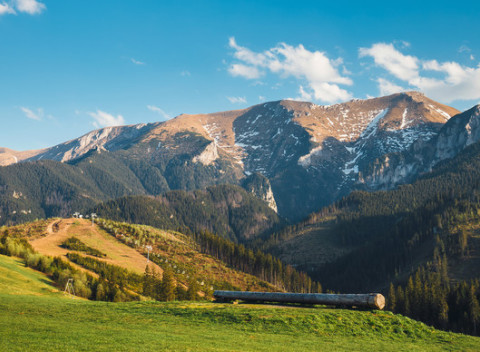 Leto a jeseň pod Belianskymi Tatrami v penzióne Ciriak v blízkosti chodníka v korunách stromov.