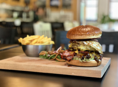 Vychutnajte si skvelý Jack Daniels King size Beef Burger, hranolky a studené pivo.