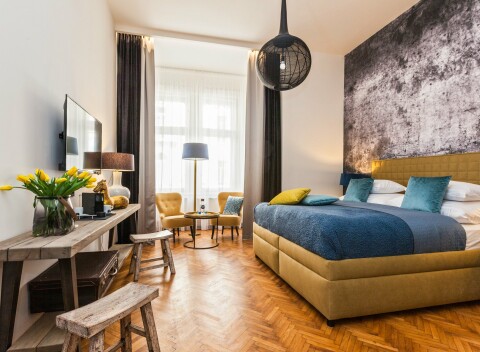 Praha priamo v centre pri Staromestskom námestí v luxusnom Hoteli Antik **** s bohatými bufetovými raňajkami