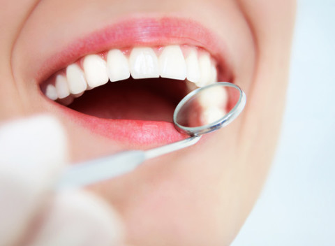 Profesionálna dentálna hygiena s pieskovaním v ambulancií dentálnej hygieny + kefka Curaprox grátis.