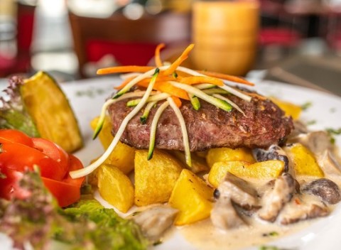 Hovädzí steak na grile z pravej sviečkovice s hubovou omáčkou alebo omáčkou zo zeleného korenia.