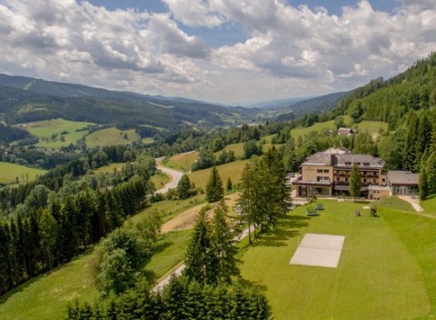 Alpský pobytový balíček – dovolenka v Alpenhof Hotel s polpenziou a neobmedzeným bazénom.