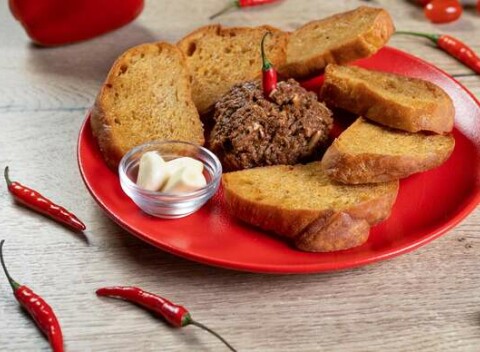 Tatarák z hovädzej sviečkovice s hriankami alebo topinkami v Kráľovskom dvore