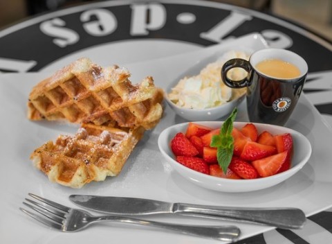 Pravé belgické waffle Liege s vanilkovým krémom, čerstvými jahodami a poctivou šľahačkou + nápoj.