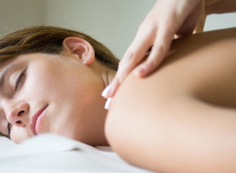 Kozmetická lymfodrenážna masáž tváre „PRANA“ alebo celotelová procedúra „ABHYANGA“.