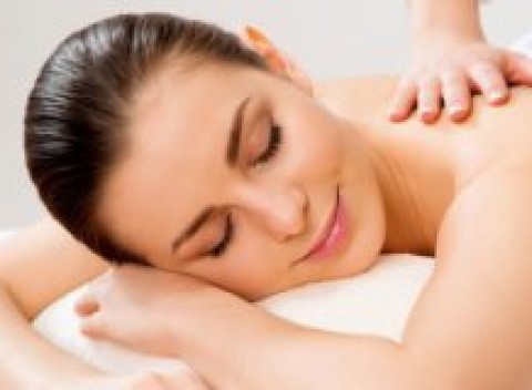Doprajte svojej pokožke kúzlo jemných dotykov. Letné  masážne balíčky v exkluzívnom salóne pre dámy.