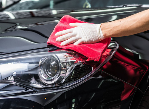 Umývanie exteriéru, čistenie interiéru a voskovanie - auto pripravené na sezónu.