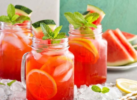 Domáce svieže limonády z čerstvého ovocia, koláčik či fľaša vína so syrovou misou.